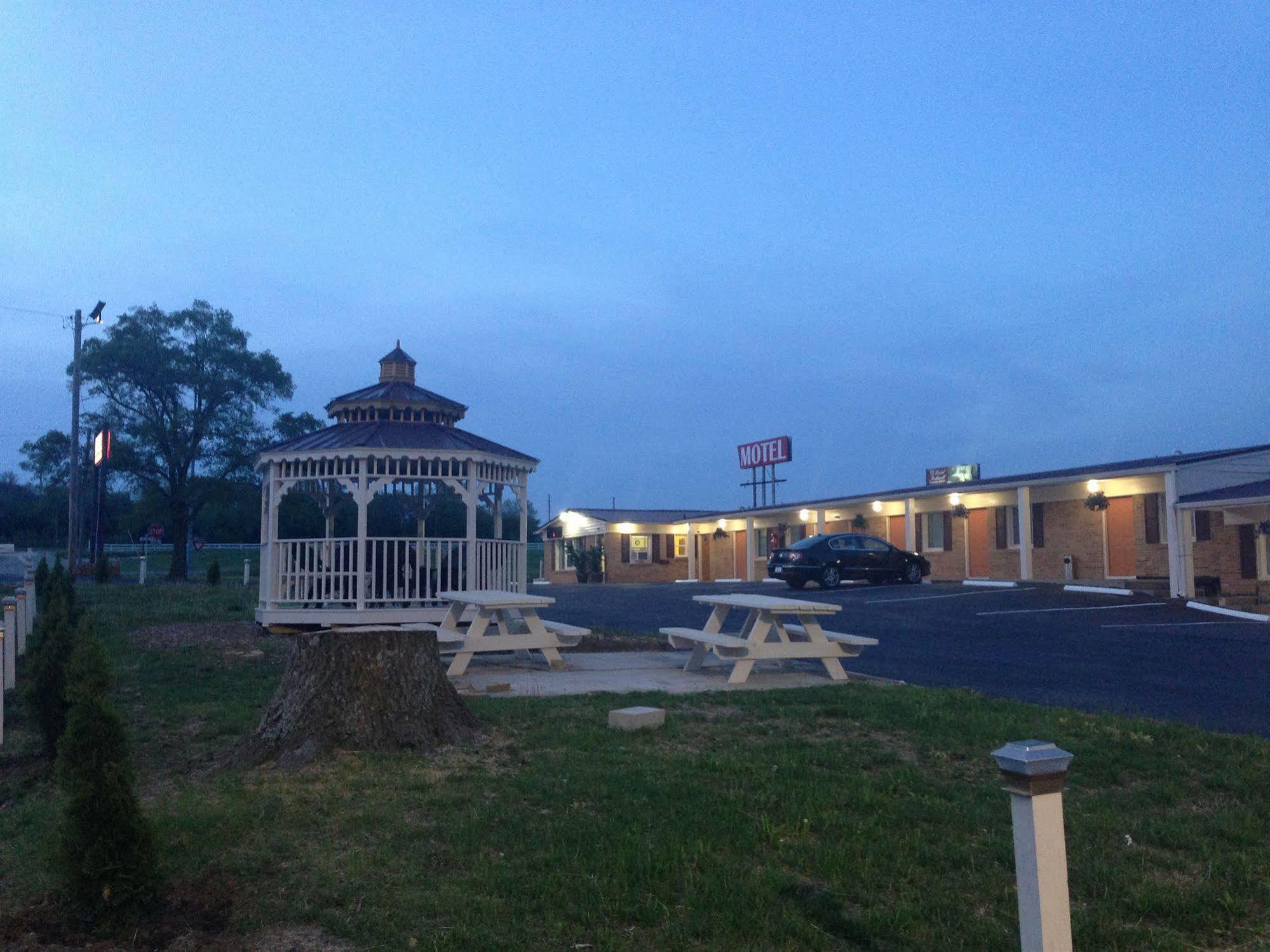 Laci'S Country Inn - Knob Noster Exterior foto